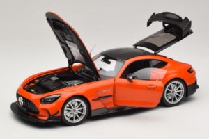 Mercedes AMG GT Black Series C190 Oranje met Zilveren Velgen Minichamps 1:18 110032024 Metaal — afbeelding 2 van 8