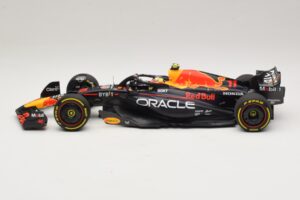Oracle Red Bull Racing RB19 S. Perez Abu Dhabi GP 2023 Minichamps 1:18 110232311 Hars — afbeelding 3 van 7