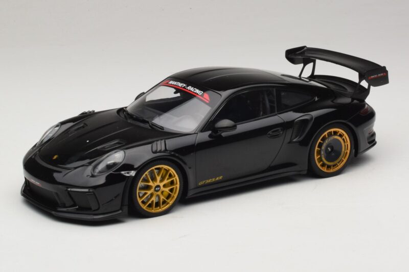 Porsche 911 992 GT3 RS Manthey Racing Zwart met Gouden Velgen Minichamps 1:18 MR-911-GT3RS-1804 Metaal