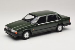 Volvo 740 GL Donkergroen Minichamps 1:18 155171702 Metaal
