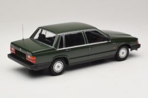 Volvo 740 GL Donkergroen Minichamps 1:18 155171702 Metaal — afbeelding 2 van 6