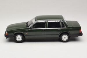 Volvo 740 GL Donkergroen Minichamps 1:18 155171702 Metaal — afbeelding 3 van 6