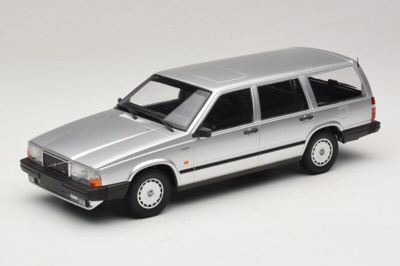 Volvo 740 GL Stationwagon Zilver Minichamps 1:18 155171770 Metaal