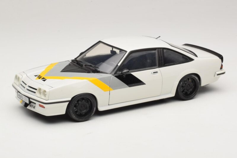 Opel Manta B GT/E Wit Custom Zwarte Velgen Revell 1:18 08422 Metaal