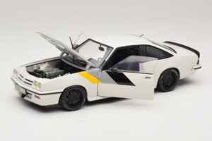 Opel Manta B GT/E Wit Custom Zwarte Velgen Revell 1:18 08422 Metaal — afbeelding 2 van 8