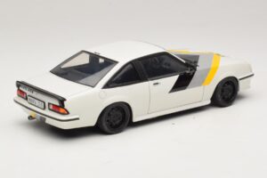 Opel Manta B GT/E Wit Custom Zwarte Velgen Revell 1:18 08422 Metaal — afbeelding 3 van 8