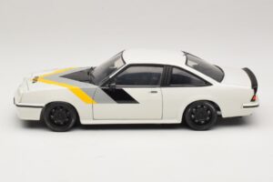 Opel Manta B GT/E Wit Custom Zwarte Velgen Revell 1:18 08422 Metaal — afbeelding 4 van 8