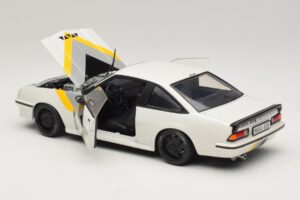Opel Manta B GT/E Wit Custom Zwarte Velgen Revell 1:18 08422 Metaal — afbeelding 5 van 8