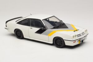 Opel Manta B GT/E Wit Custom Zwarte Velgen Revell 1:18 08422 Metaal — afbeelding 6 van 8