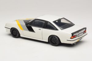 Opel Manta B GT/E Wit Custom Zwarte Velgen Revell 1:18 08422 Metaal — afbeelding 7 van 8