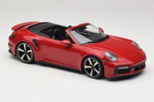 Porsche 911 992 Turbo S Cabriolet Donkerrood Minichamps 1:18 PORSCHE007 Metaal — afbeelding 4 van 6