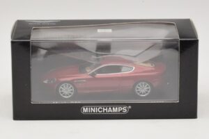 Aston Martin DB9 Rood Metallic Minichamps 1:43 400137340 Metaal — afbeelding 4 van 4