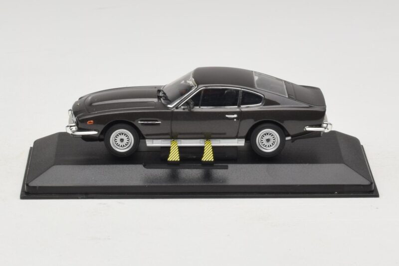 Aston Martin DBS On Her Majesty's Secret Service Met Ski's Minichamps 1:43 436137600-P1 Metaal
