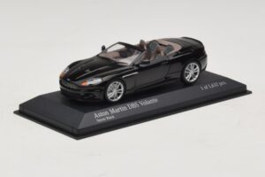 Aston Martin DBS Volante Zwart Metallic Minichamps 1:43 400137930 Metaal — afbeelding 2 van 4
