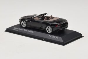 Aston Martin DBS Volante Zwart Metallic Minichamps 1:43 400137930 Metaal — afbeelding 3 van 4