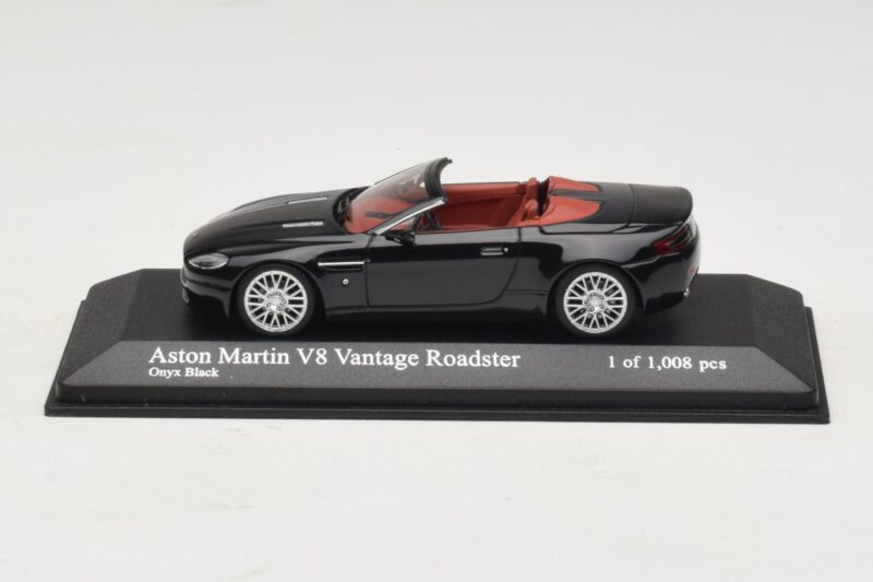 Aston Martin V8 Vantage Roadster Zwart Metallic Minichamps 1:43 400137431 Metaal