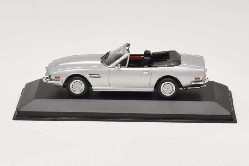 Aston Martin V8 Volante Zilver Minichamps 1:43 400137601 Metaal