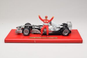 Ferrari F2004 #1 M. Schumacher Six Time World Champion 2004 Chroom Zilver Hot Wheels 1:18 C7332 Metaal — afbeelding 3 van 6