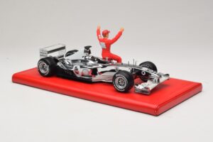Ferrari F2004 #1 M. Schumacher Six Time World Champion 2004 Chroom Zilver Hot Wheels 1:18 C7332 Metaal — afbeelding 4 van 6