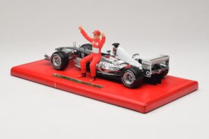 Ferrari F2004 #1 M. Schumacher Six Time World Champion 2004 Chroom Zilver Hot Wheels 1:18 C7332 Metaal — afbeelding 5 van 6