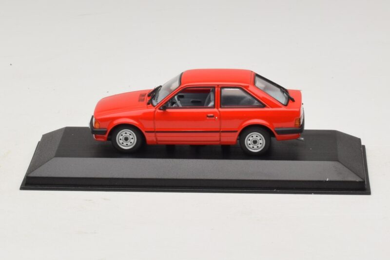 Ford Escort Mk3 3-deurs Rood Minichamps 1:43 400085000 Metaal