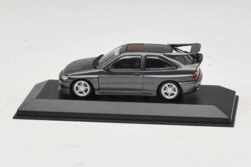 Ford Escort RS Cosworth Donkergroen Metallic Minichamps 1:43 430086300 Metaal
