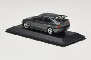 Ford Escort RS Cosworth Donkergroen Metallic Minichamps 1:43 430086300 Metaal — afbeelding 3 van 4