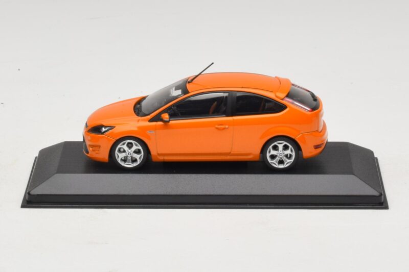 Ford Focus ST Mk2 Electric Orange Minichamps 1:43 Ford Focus ST Mk2 Electric Orange Minichamps 1:43 400087302 Metaal