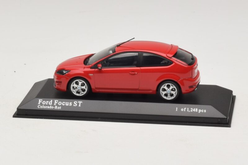 Ford Focus ST Mk2 Rood Minichamps 1:43 400087301 Metaal