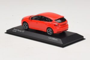 Ford Focus ST Mk3 Rood Minichamps 1:43 410081001 Metaal — afbeelding 3 van 4