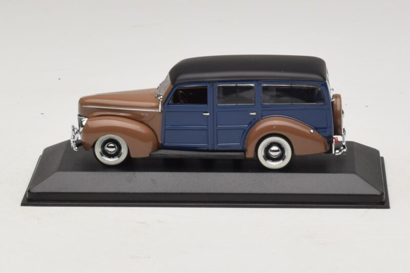 Ford V8 De Luxe Woody Station Wagon Bruin Blauw Minichamps 1:43 Ford V8 De Luxe Woody Station Wagon Bruin Blauw Minichamps 1:43 400082112 Metaal