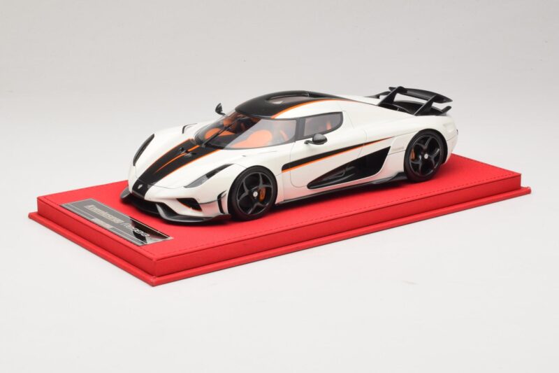 Koenigsegg Regera Wit met Zwart Carbon FrontiArt 1:18 REMC043 Hars
