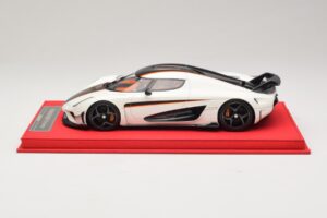 Koenigsegg Regera Wit met Zwart Carbon FrontiArt 1:18 REMC043 Hars — afbeelding 3 van 7