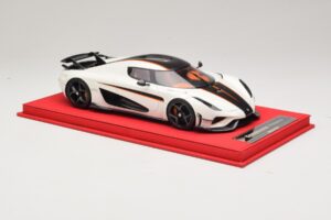 Koenigsegg Regera Wit met Zwart Carbon FrontiArt 1:18 REMC043 Hars — afbeelding 4 van 7