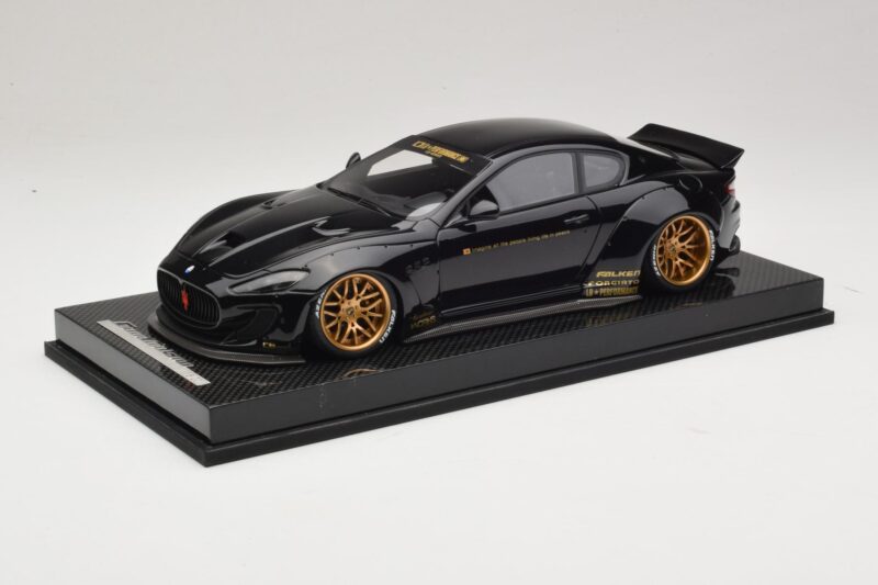 Maserati GranTurismo Liberty Walk Zwart met Gouden Velgen AB Models 1:18 MAS-LB08-C Hars