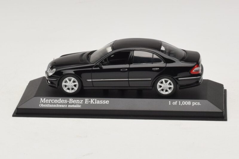 Mercedes E-Class W211 Zwart Metallic Minichamps 1:43 400036001 Metaal