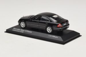 Mercedes E-Class W211 Zwart Metallic Minichamps 1:43 400036001 Metaal — afbeelding 3 van 4