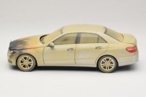 Mercedes E-Class W212 Verbrand Dubai Kunstauto Minichamps 1:18 MB008 Metaal — afbeelding 3 van 6
