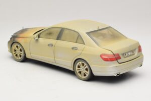 Mercedes E-Class W212 Verbrand Dubai Kunstauto Minichamps 1:18 MB008 Metaal — afbeelding 5 van 6