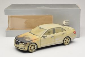 Mercedes E-Class W212 Verbrand Dubai Kunstauto Minichamps 1:18 MB008 Metaal — afbeelding 6 van 6