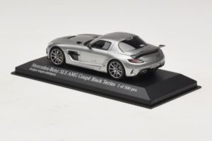 Mercedes SLS AMG C197 Black Series Grijs Metallic Minichamps 1:43 437033024 Metaal — afbeelding 3 van 4