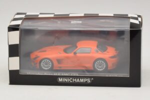Mercedes SLS AMG GT3 Street Orange Minichamps 1:43 410113204 Metaal — afbeelding 4 van 4