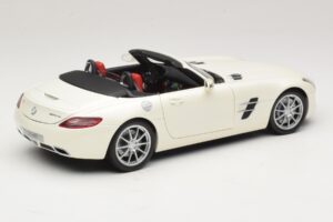 Mercedes SLS AMG Roadster Mystic White II Minichamps 1:18 B66960079 Metaal — afbeelding 4 van 9