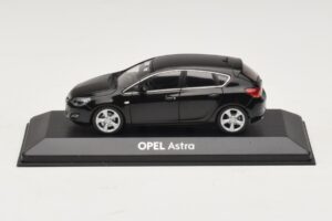 Opel Astra J Zwart Minichamps 1:43 ASTRA006 Metaal
