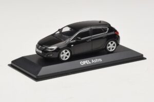 Opel Astra J Zwart Minichamps 1:43 ASTRA006 Metaal — afbeelding 2 van 4