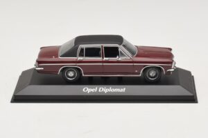 Opel Diplomat B Donkerrood Maxichamps 1:43 940046071 Metaal