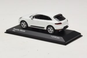 Porsche Macan 95B Wit Minichamps 1:43 410062601 Metaal — afbeelding 3 van 4
