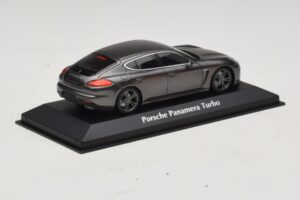 Porsche Panamera 970 Turbo Grijs Metallic Maxichamps 1:43 940062371 Metaal — afbeelding 2 van 4
