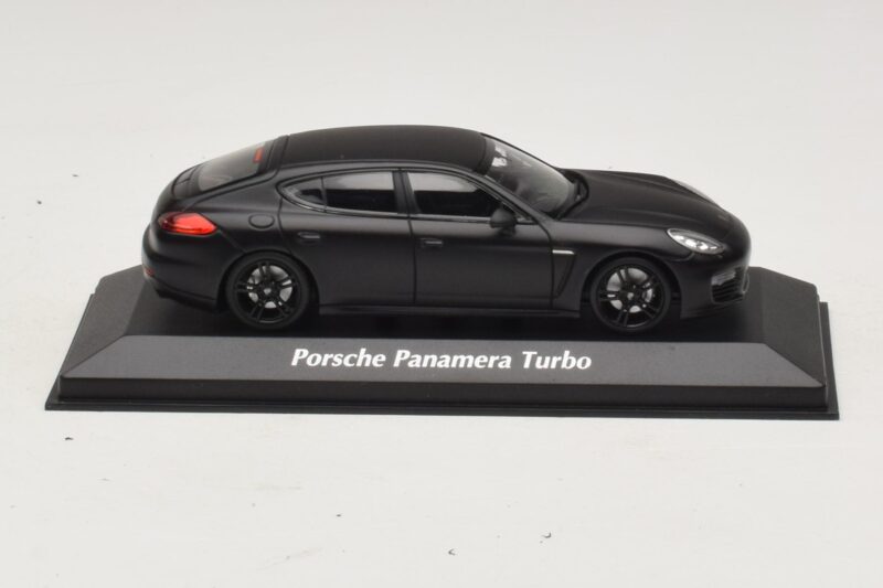Porsche Panamera 970 Turbo Mat Zwart Maxichamps 1:43 Porsche Panamera 970 Turbo Mat Zwart Maxichamps 1:43 940062370 Metaal