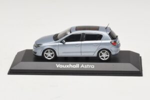 Vauxhall Astra H Sedan Lichtblauw Metallic Minichamps 1:43 ASTRA007 Metaal